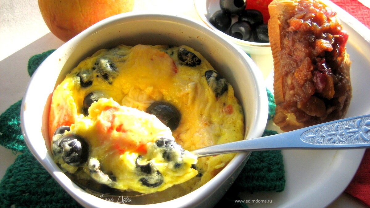 Омлет с оливками и помидоркой