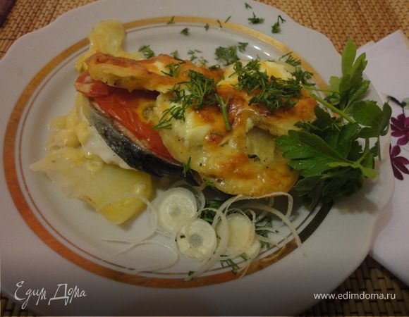 Рыба запеченная с овощами и сыром в духовке