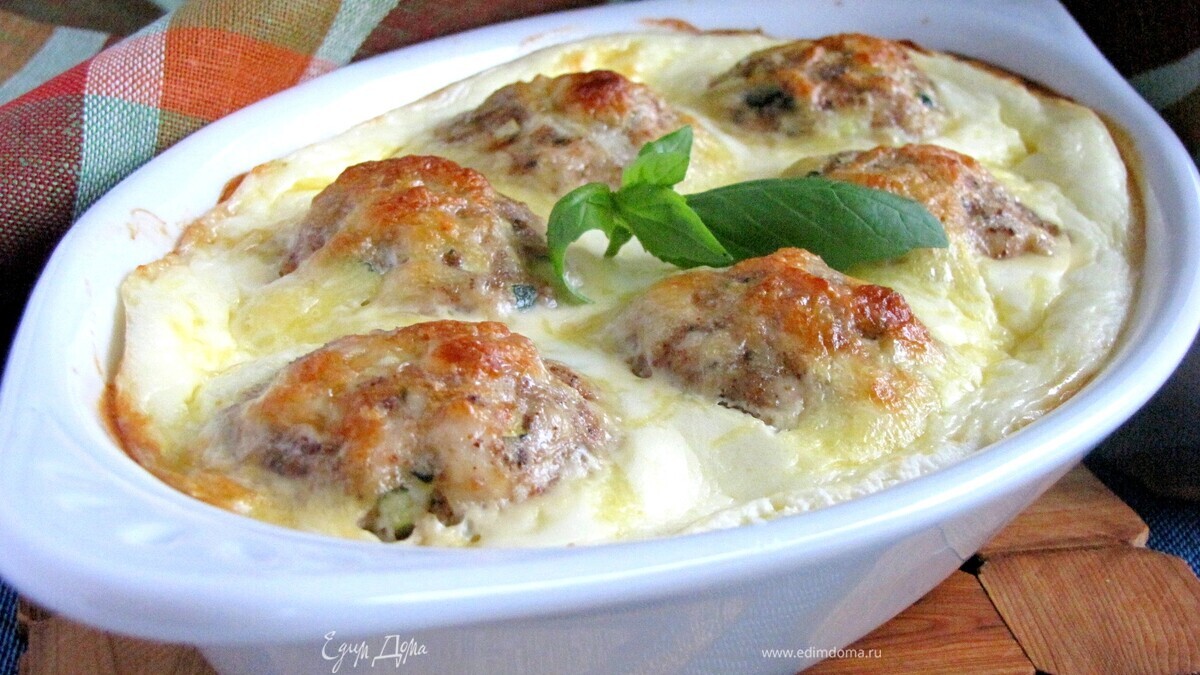 Нежные куриные шарики, запеченные в сливочно-сырном соусе
