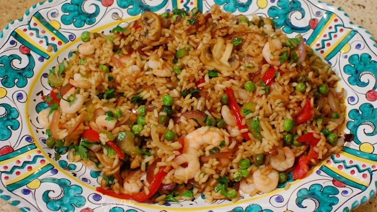 Жареный китайский рис с креветками и сладким перцем