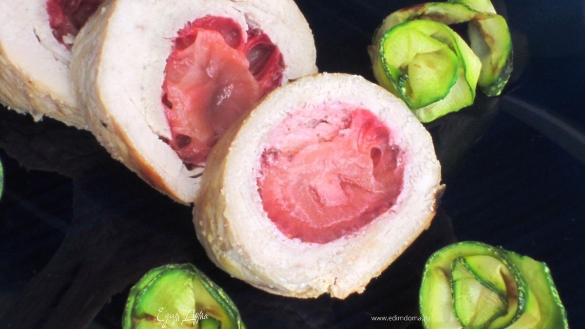 Рулетики из индейки с клубникой