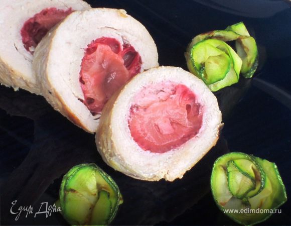 Рулетики из индейки с клубникой