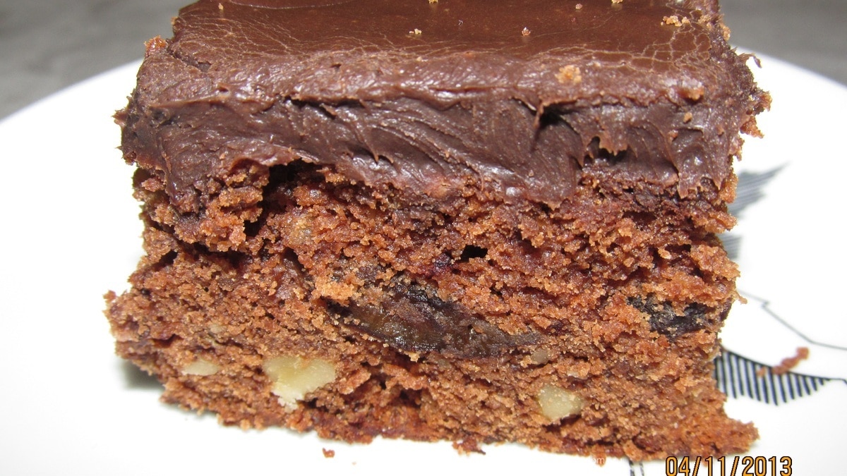 Пирожное с черносливом, изюмом и орехами