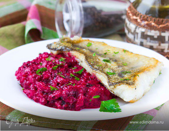 Судак с пюре из картофеля и свеклы Судак с пюре из картофеля и свеклы