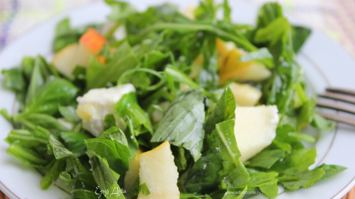 Салат из руколы с грушей и сыром