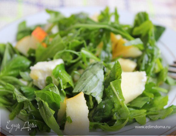 Салат из руколы с грушей и сыром