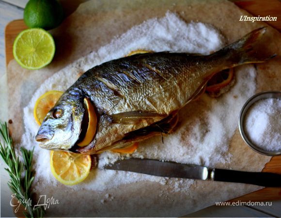 Дорада на подушке из соли и лимонов