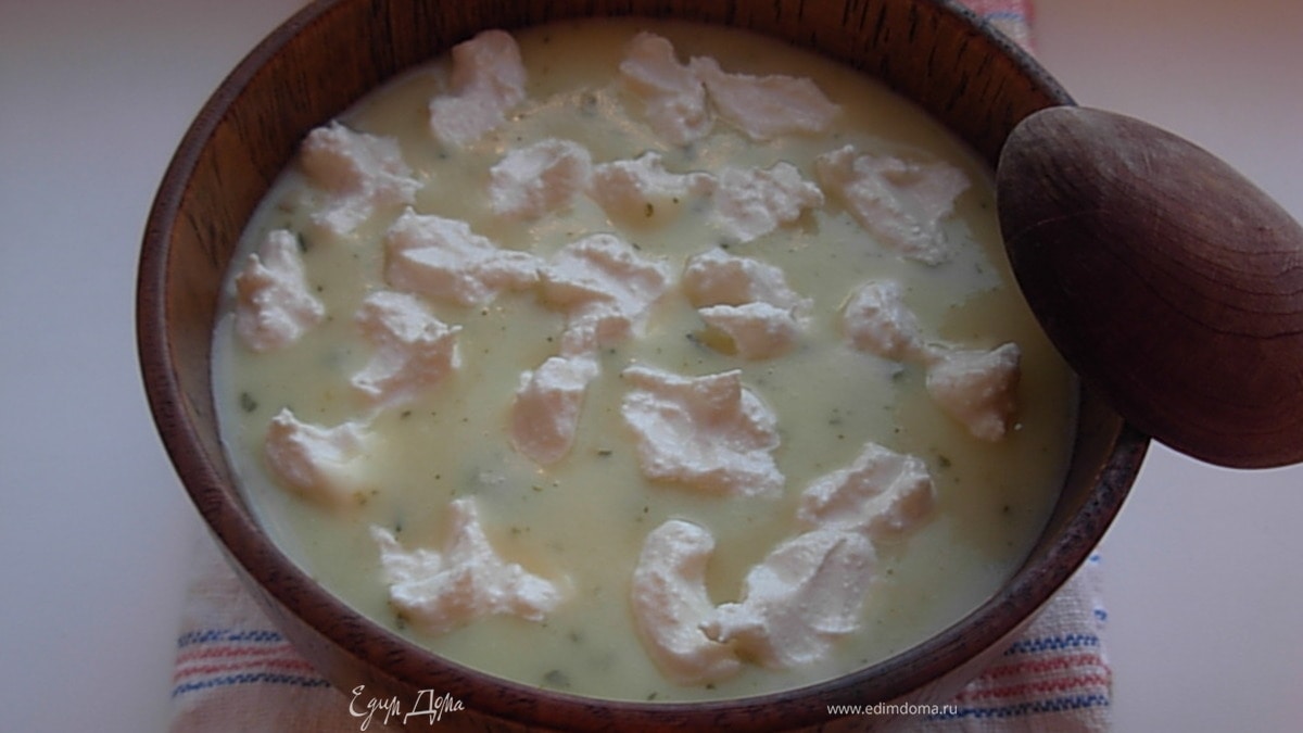 Суп-пюре из кабачка с творожным кремом