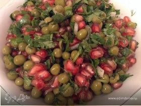 Салат из граната и зеленого горошка по-армянски
