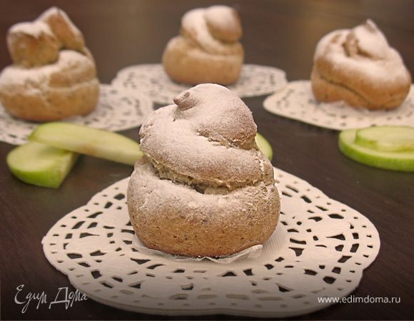 Профитроли из льняной муки с яблочно-карамельным муссом