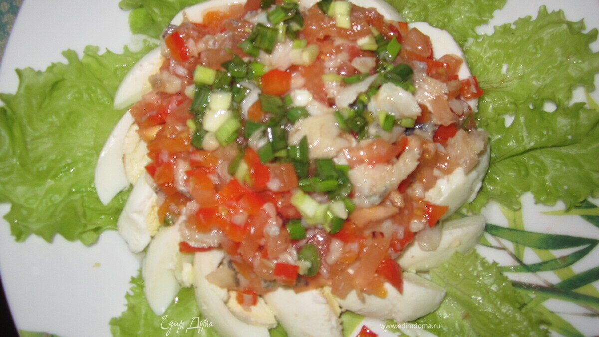 Салат из отварной рыбы и овощей