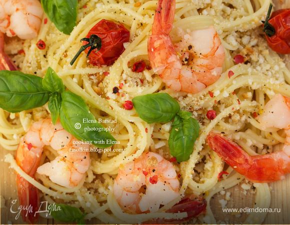Паста с креветками и хлебными крошками