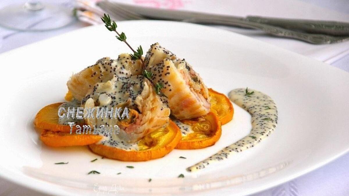 Морской рулет с сыром Джюгас под маковым соусом на подушке из цукини