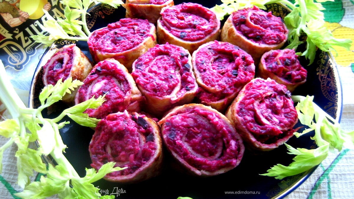 "Розы" из свеклы с сыром