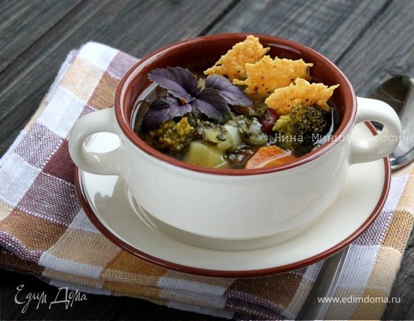 Минестроне с чипсами из пармезана