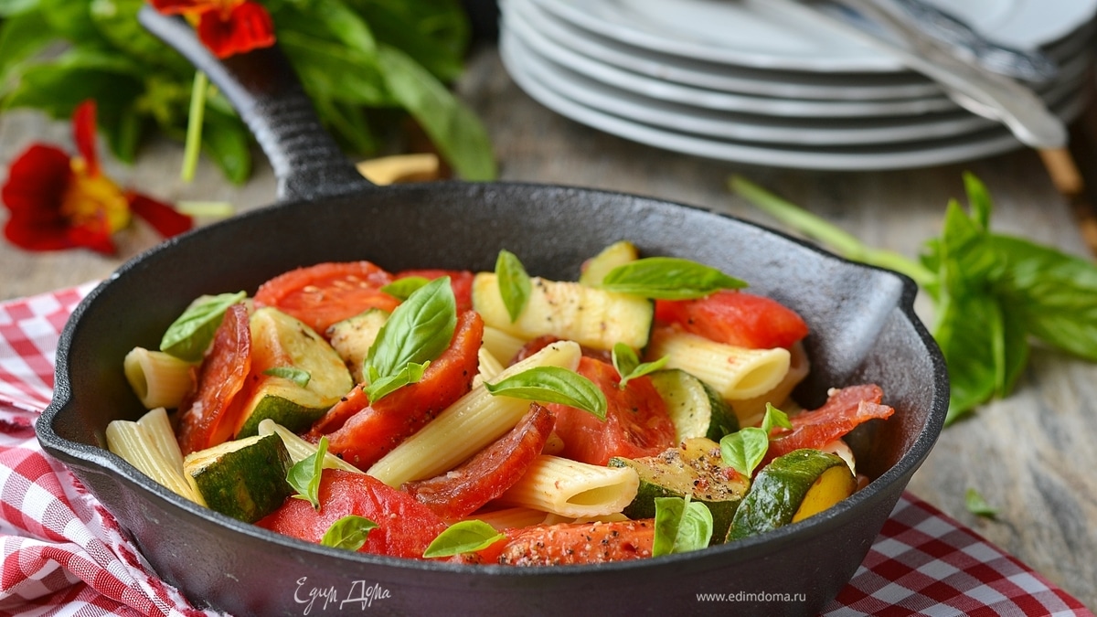 Паста с летними овощами и салями