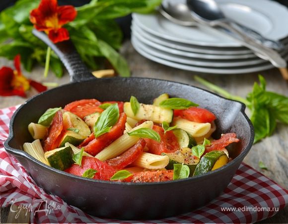 Паста с летними овощами и салями