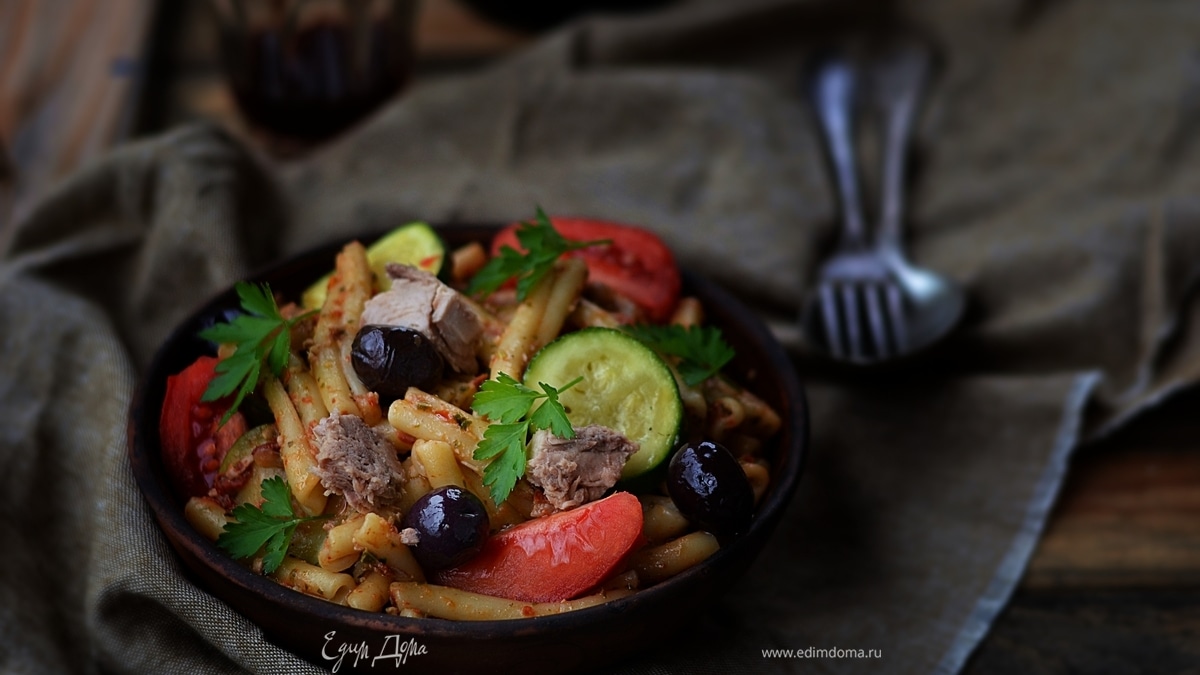 Теплый салат из пасты с овощами и тунцом