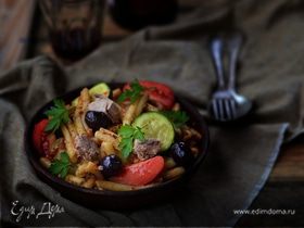 Теплый салат из пасты с овощами и тунцом