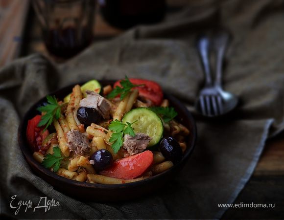 Теплый салат из пасты с овощами и тунцом Теплый салат из пасты с овощами и тунцом