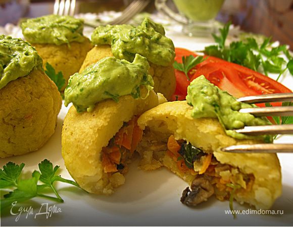 Картофельные зразы с грибами, запеченные в духовке с луковым соусом (без муки) Картофельные зразы с грибами, запеченные в духовке с луковым соусом (без муки)