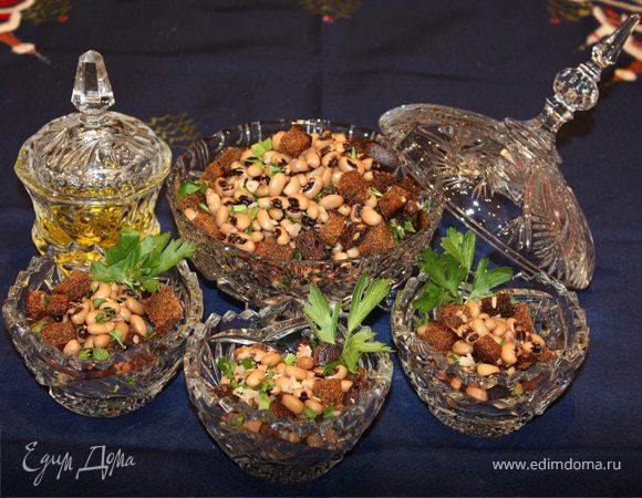 Салат «Гренки с фасолью»