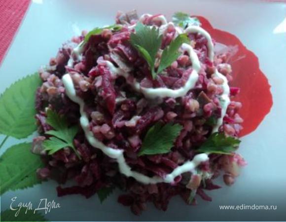 Теплый салат с гречкой, свеклой и грибами