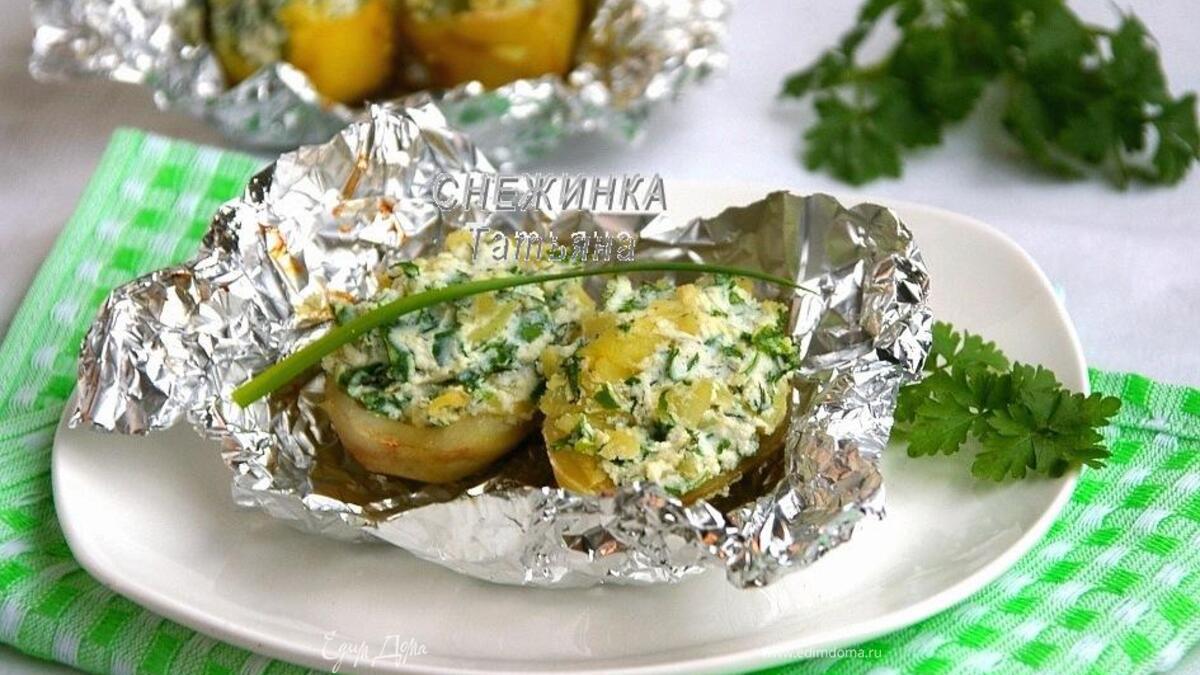 Печеный картофель, фаршированный начинкой из рикотты, шпината и зелени