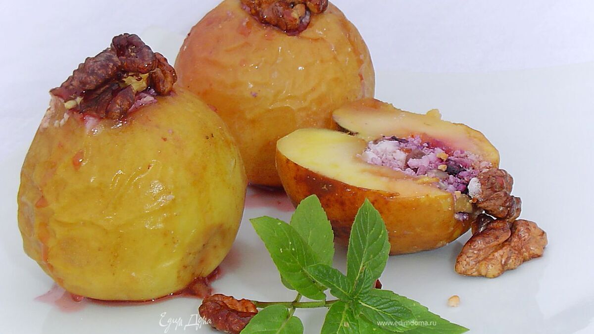 Яблоки, запеченные с творогом, черникой, орехами и медом