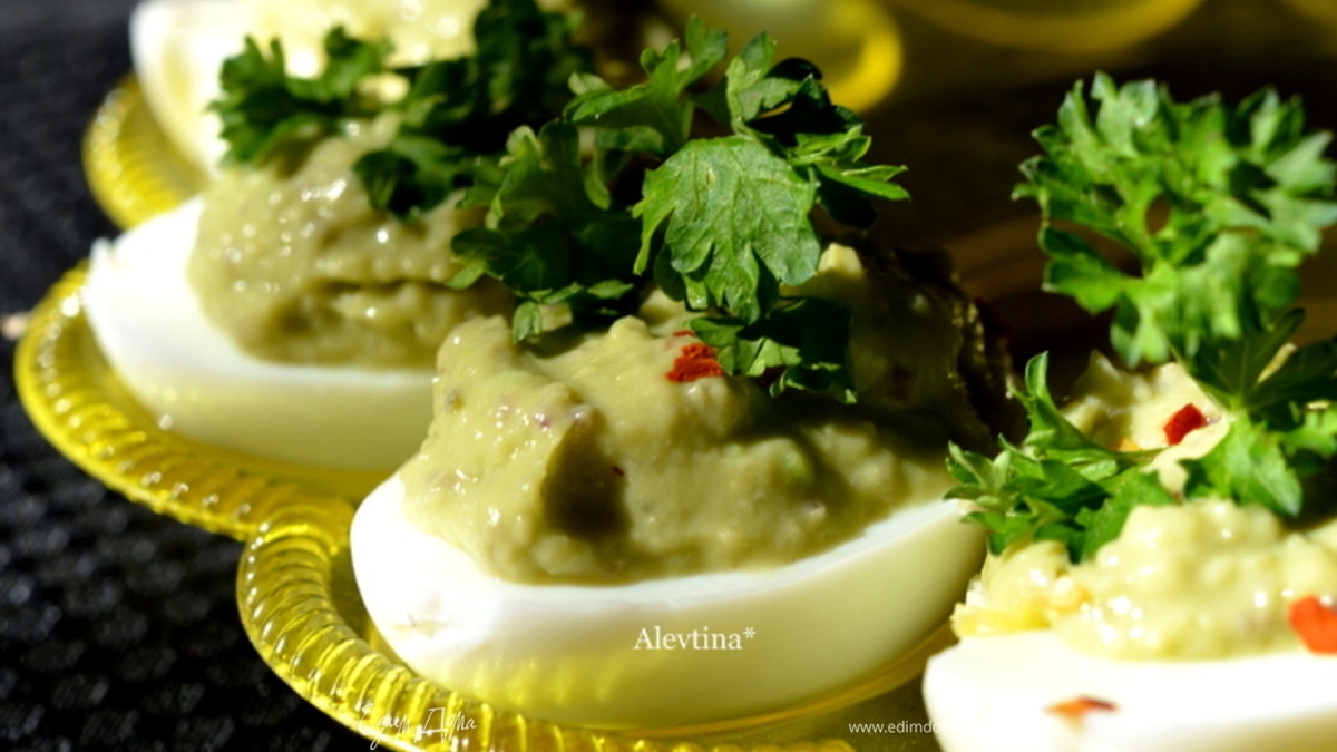 Авокадо с анчоусами и яйцом