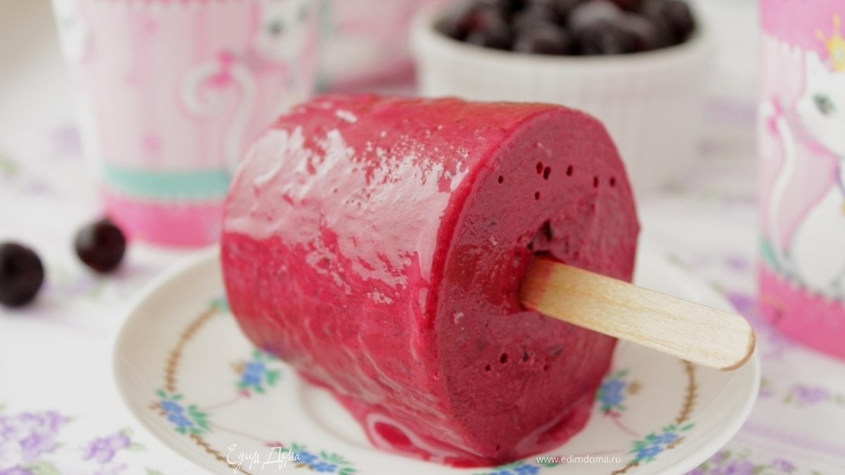 Мороженое из черной смородины и йогурта