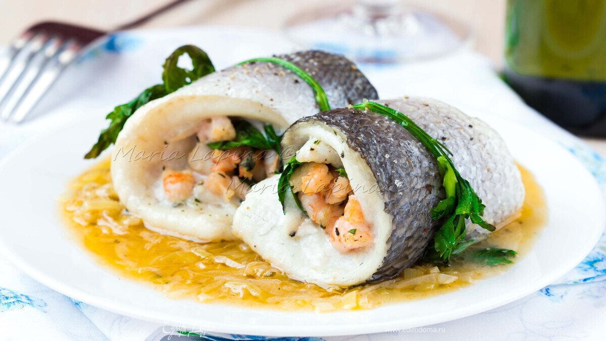Рулетики из филе дорады с креветками и шпинатом в луково-винном соусе