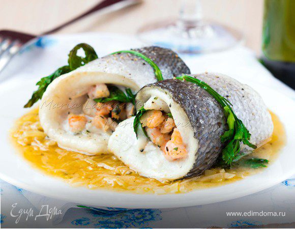 Рулетики из филе дорады с креветками и шпинатом в луково-винном соусе