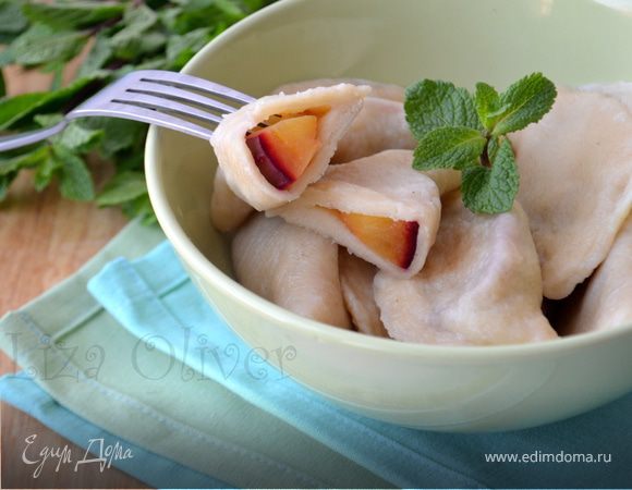 Вареники из цельнозерновой муки с половинками слив