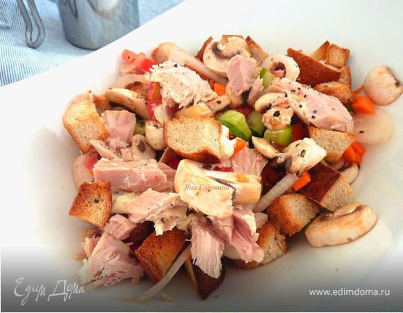 Салат с тунцом и сухариками