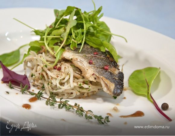 Жареный сибас (branzino) с ремуладом из корня сельдерея, зернистой горчицы и салатом рукола