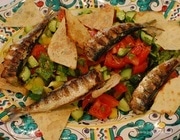 Сардинки с легким салатом и чипсами из лаваша