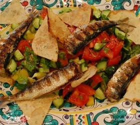 Сардинки с легким салатом и чипсами из лаваша
