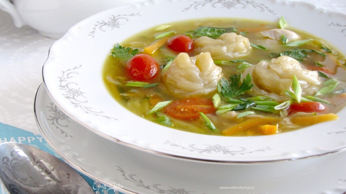 Галушки в форме розочки с мясо-овощной подливой