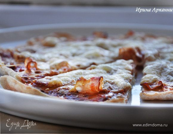 Пицца из цельнозерновой муки с беконом