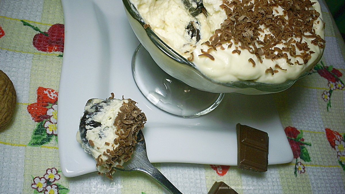 Чернослив с орехами под сметанным кремом