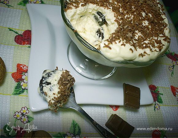 Чернослив с орехами под сметанным кремом