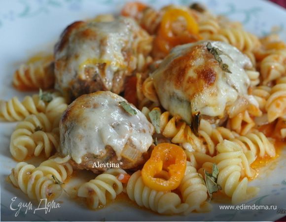 Фрикадельки с пастой и соусом