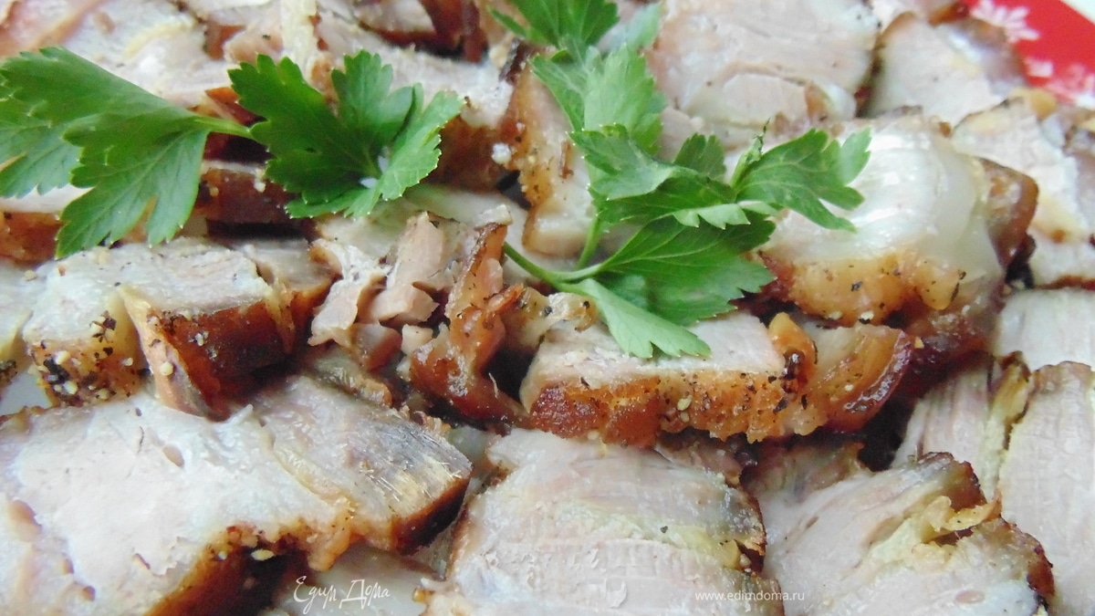 Варено-запеченная свиная грудинка с чесноком