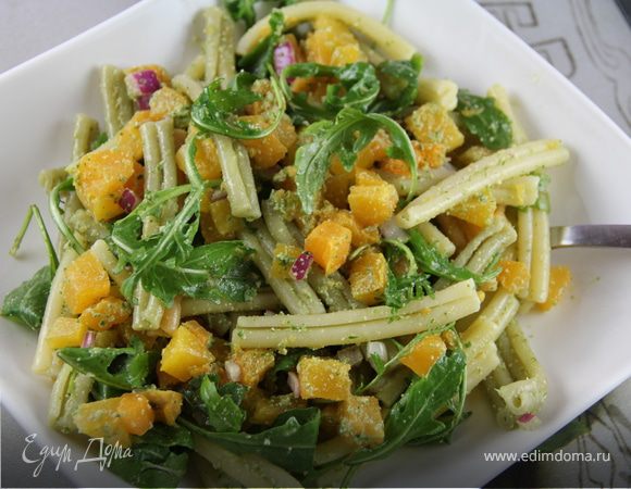 Теплый салат из пасты с тыквой и песто из грецких орехов и шалфея