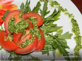 Салат из помидоров с руколой и соусом песто
