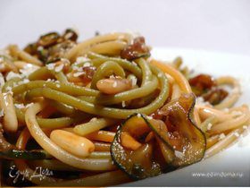 Цветные спагетти с цукини, бальзамико и кедровыми орешками