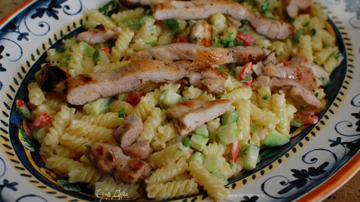 Теплый салат из макарон с курицей, сельдереем и огурцом