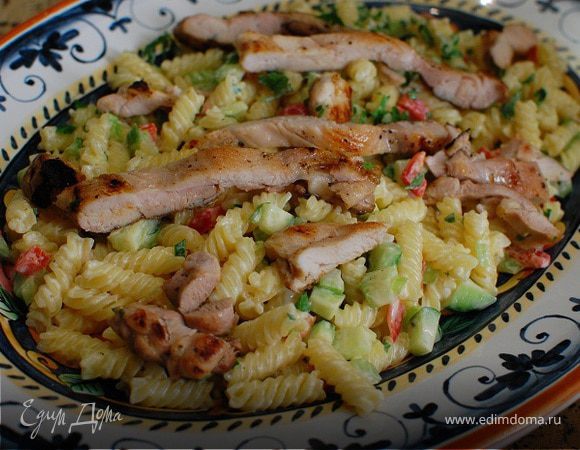 Теплый салат из макарон с курицей, сельдереем и огурцом Теплый салат из макарон с курицей, сельдереем и огурцом