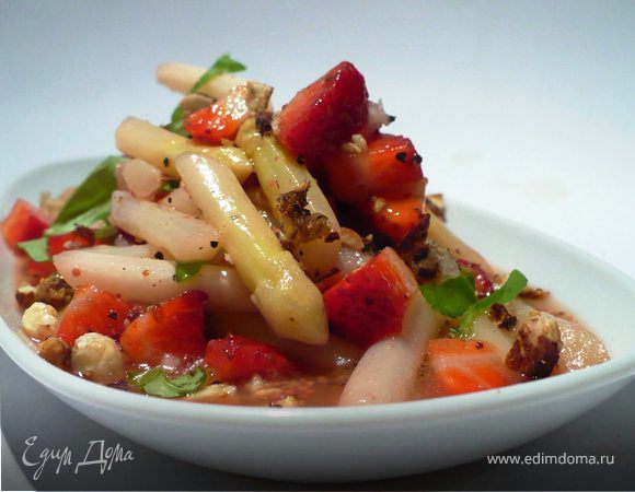 Кисло-сладкий салат из спаржи и клубники с апельсиновым соусом и лесным орехом